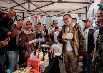 Desa Wisata di Jabar Lebih Tangguh dan Berdaya Saing, Menparekraf: Serahkan Bantuan DPUP