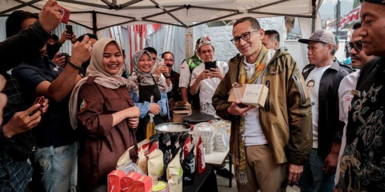 Desa Wisata di Jabar Lebih Tangguh dan Berdaya Saing, Menparekraf: Serahkan Bantuan DPUP