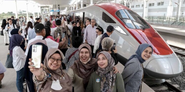 Kereta Cepat “Whoosh” Perkuat Capaian Target Wisatawan Tahun 2023