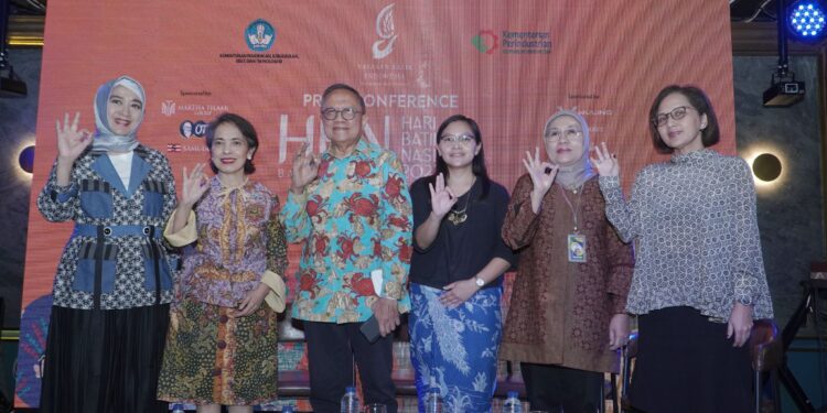 Hari Batik Nasional 2023, Yayasan Batik Indonesia Sumbangkan 730 Batik Nusantara ke Museum Batik TMII