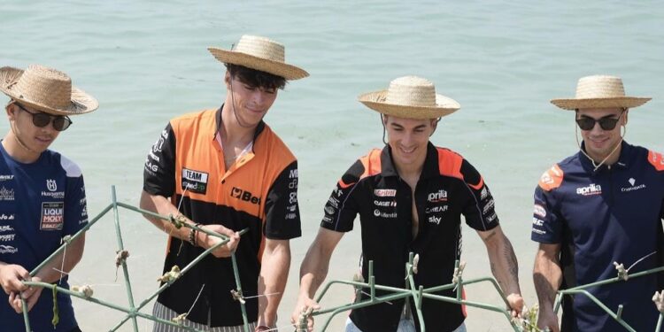 Indonesian GP 2023: Para Riders Unjuk Kepedulian Bersih-bersih Pantai dan Penanaman Terumbu Karang