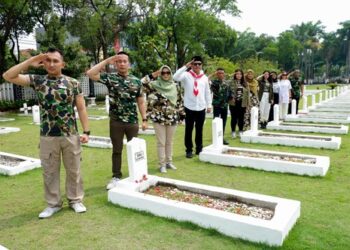 Peringati Hari Pahlawan, Dafam Pasific Caesar Surabaya Gelar Tabur Bunga