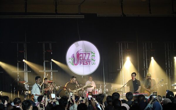 Kahitna dan Ardhito Pramono Unjuk Aksi Memikat di Penutupan The Papandayan Jazz Fest 2023