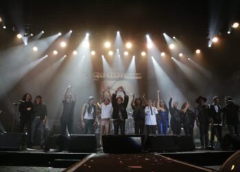 Bernostalgia Lewat Lagu Rock Klasik di Konser 50 Tahun God Bless