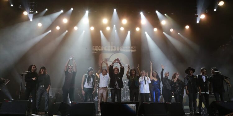 Bernostalgia Lewat Lagu Rock Klasik di Konser 50 Tahun God Bless