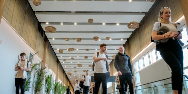 Wisman Ke Indonesia Capai 917,41 ribu, Menparekraf: Didominasi Asal Malaysia