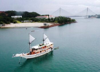 Indahnya Sunset di Perairan Kepri Sembari Berlayar Naik Kapal Phinisi