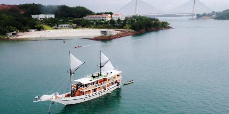 Indahnya Sunset di Perairan Kepri Sembari Berlayar Naik Kapal Phinisi