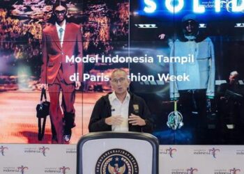 Top! Raihan Fahrizal, Model Indonesia Pertama Tampil di Runway Paris Fashion Week 2024