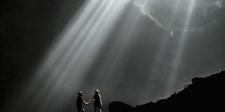 Inilah 10 Destinasi Wisata Gua di Indonesia yang Menarik Dijelajahi