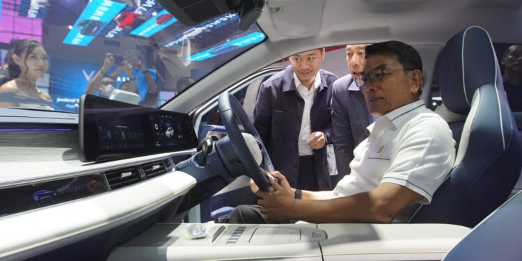 Kunjungi IIMS 2024, Moeldoko Ungkap Masih Rendahnya Penjualan Motor Listrik, Ini Sebabnya