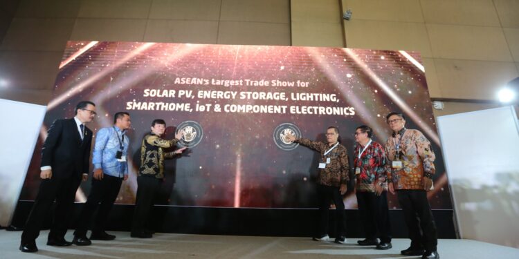 Pameran Solartech Indonesia, Smart Home-loT, dan Inalight 2024 Resmi Dibuka di JIExpo, Pertegas PLTS Jawaban Menuju Dekarbonisasi Tahun 2060