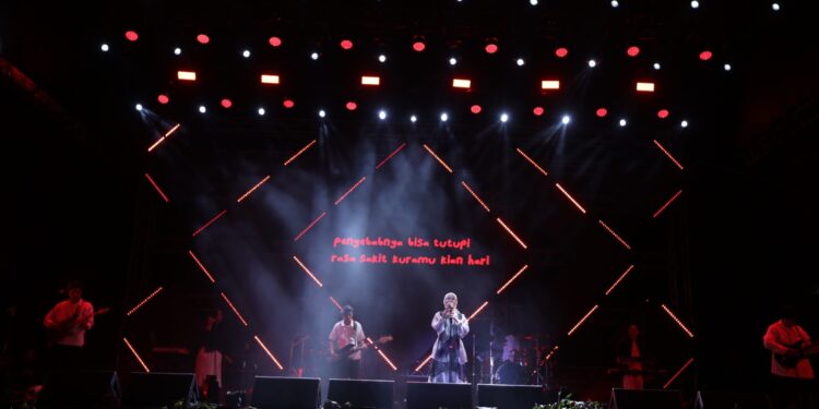 Feby Putri Unjuk Kekuatan Kata-kata di JLF Music Concert
