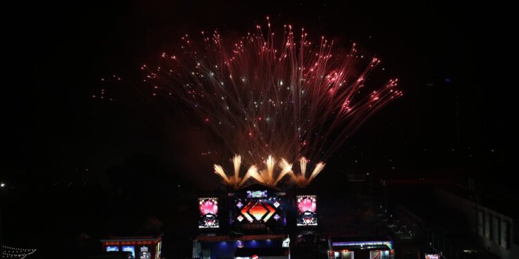 Pesta Kembang Api Berbalut Berbagi Hadiah Warnai Perayaan Idul Fitri di JLF 2024