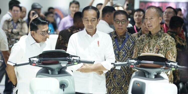 Presiden Jokowi Kunjungi PEVS 2024 di JIExpo, Potensi Kendaraan Listrik Indonesia Besar