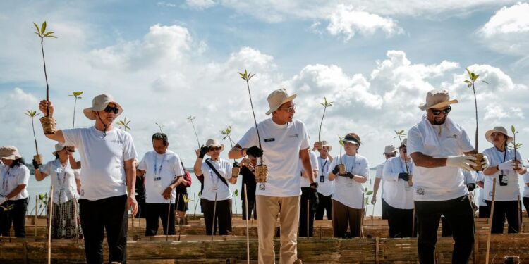 Menparekraf Ajak Tanam Bakau Delegasi “The 2nd UN Tourism Regional Conference on the Empowerment of Women in Tourism in Asia and the Pacific