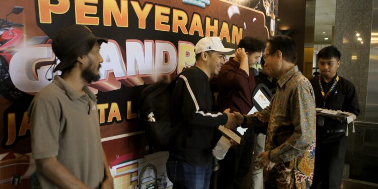 Grand Prize JLF 2024 Diserahkan Langsung ke Pemenang