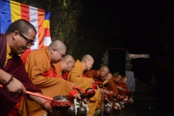 Air Berkah Waisak Umbul Jumprit Simbol Kejernihan Hati Umat Buddha