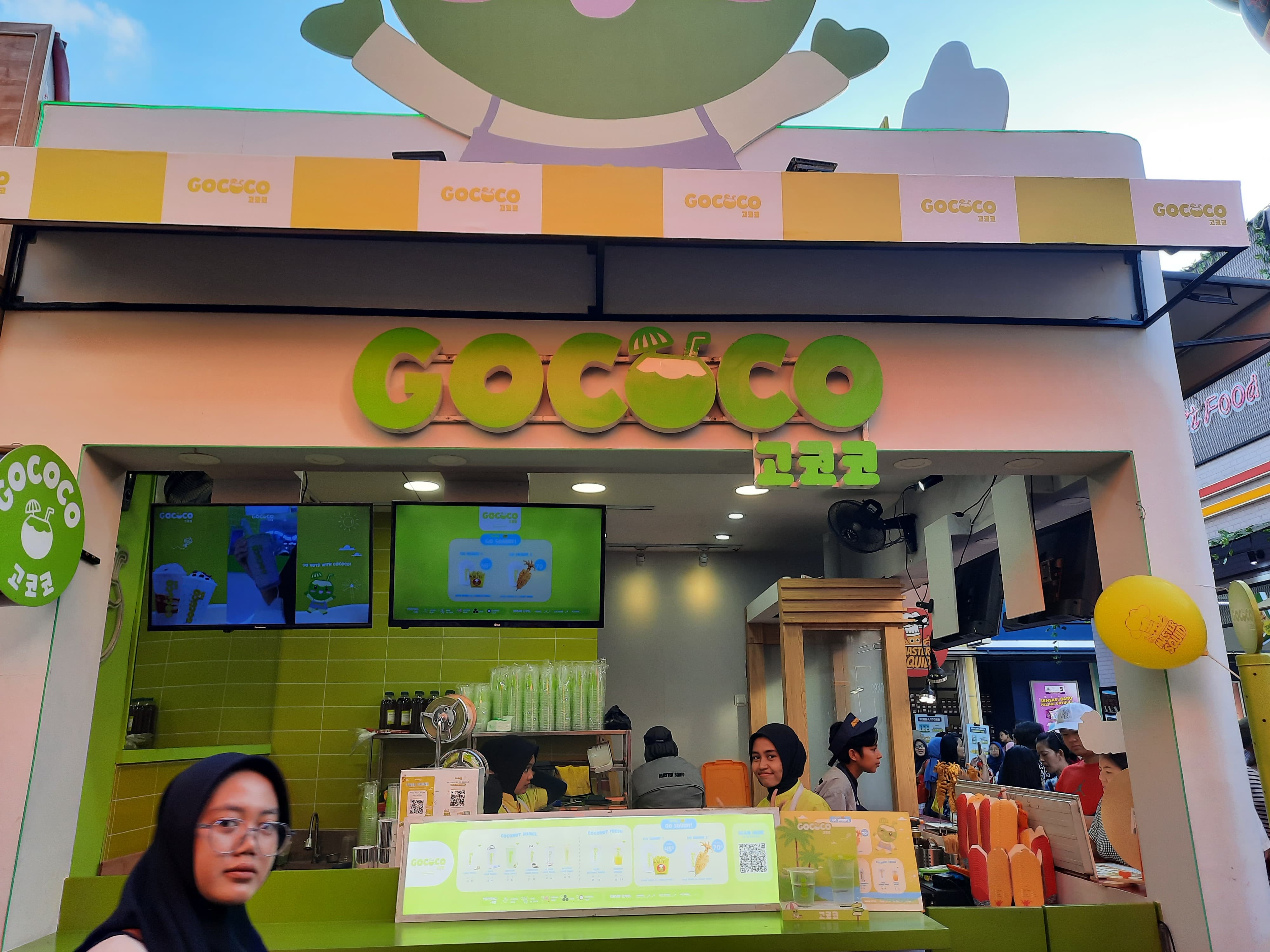 Mau yang Seger-seger? Minum Gococo Penyegar dari Daging Buah Kelapa Asli
