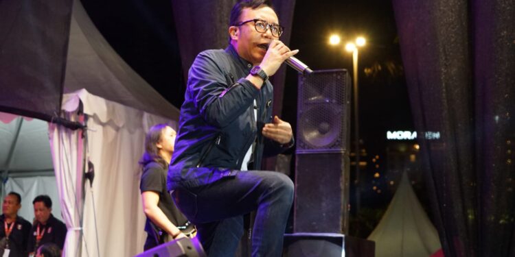 Ari Lasso Berbaur Aktifitas Otomotif Hangatkan IIMS Surabaya 2024