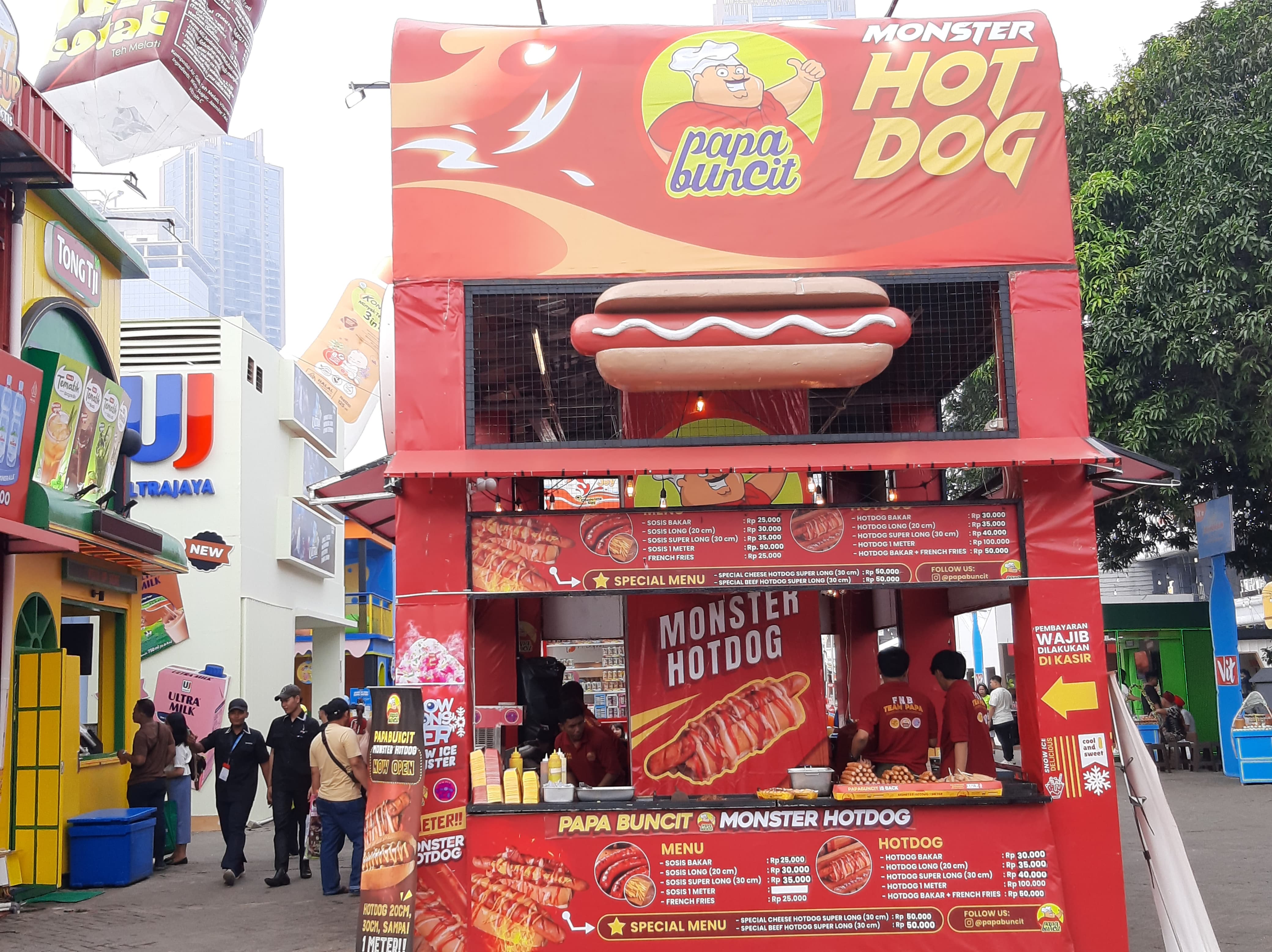  Wow! Ada Monster Hotdog di Jakarta Fair