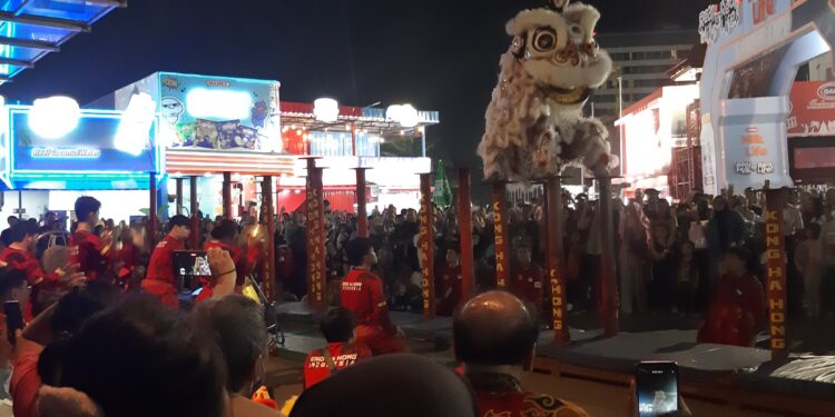 Atraksi Barongsai Pukau Pengunjung Jakarta Fair 2024