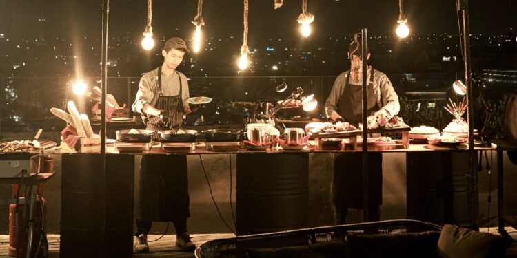 Akhir Pekan dengan Sensasi BBQ di Rooftop ARTOTEL Semarang