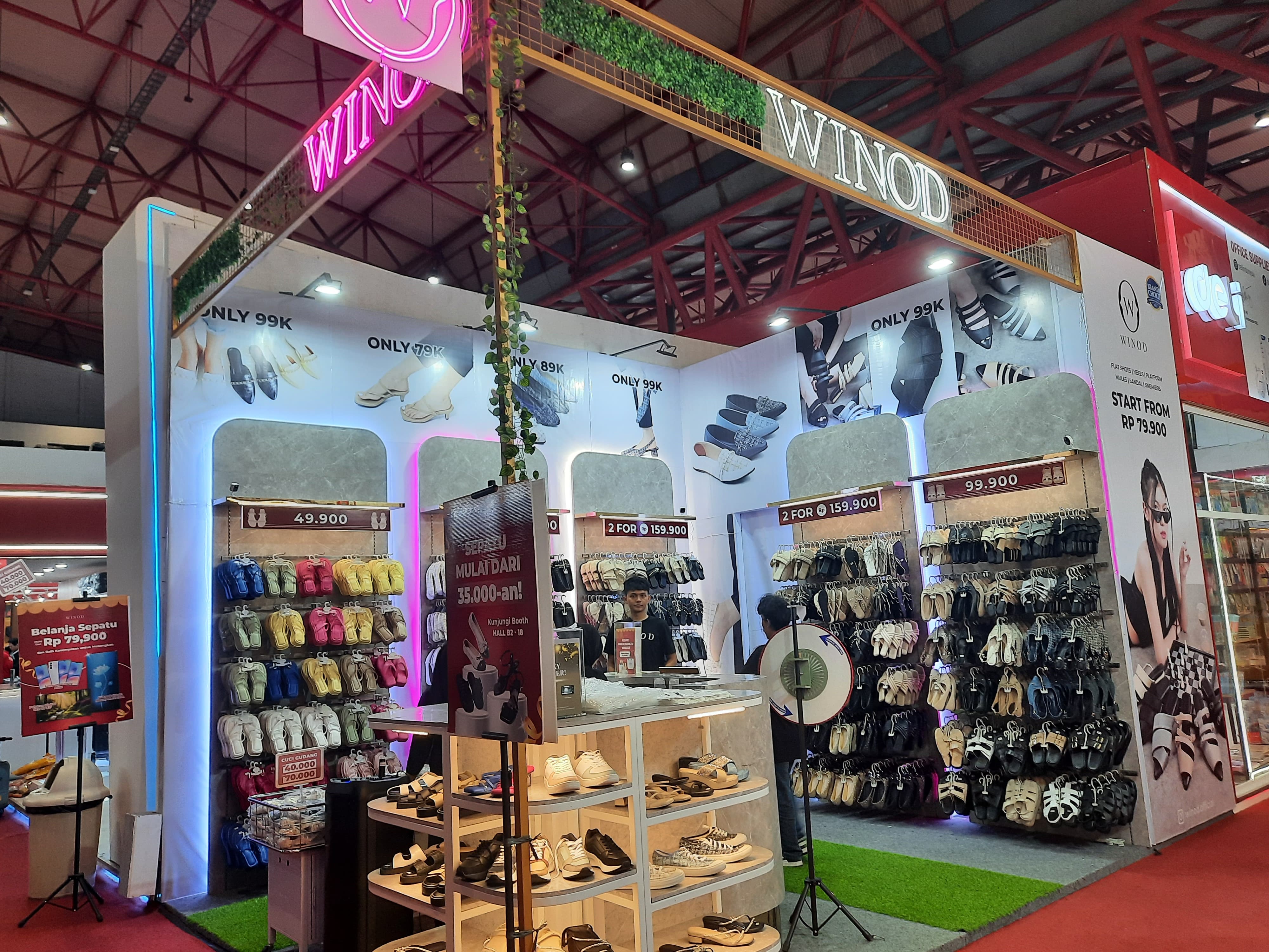 Winod di Jakarta Fair,  Sepatu dan Sandal Hanya Rp35 Ribu!