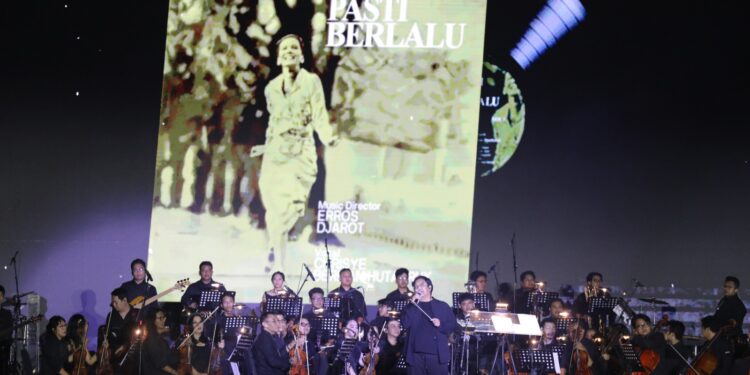 Orkestrasi Badai Pasti Berlalu Besutan Erwin Gutawa Mengalun Apik di Synchronize Fest