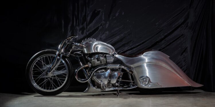 Royal Enfield Kenalkan Motor Kustom Pertama “Phoenix” di Kustomfest 2024