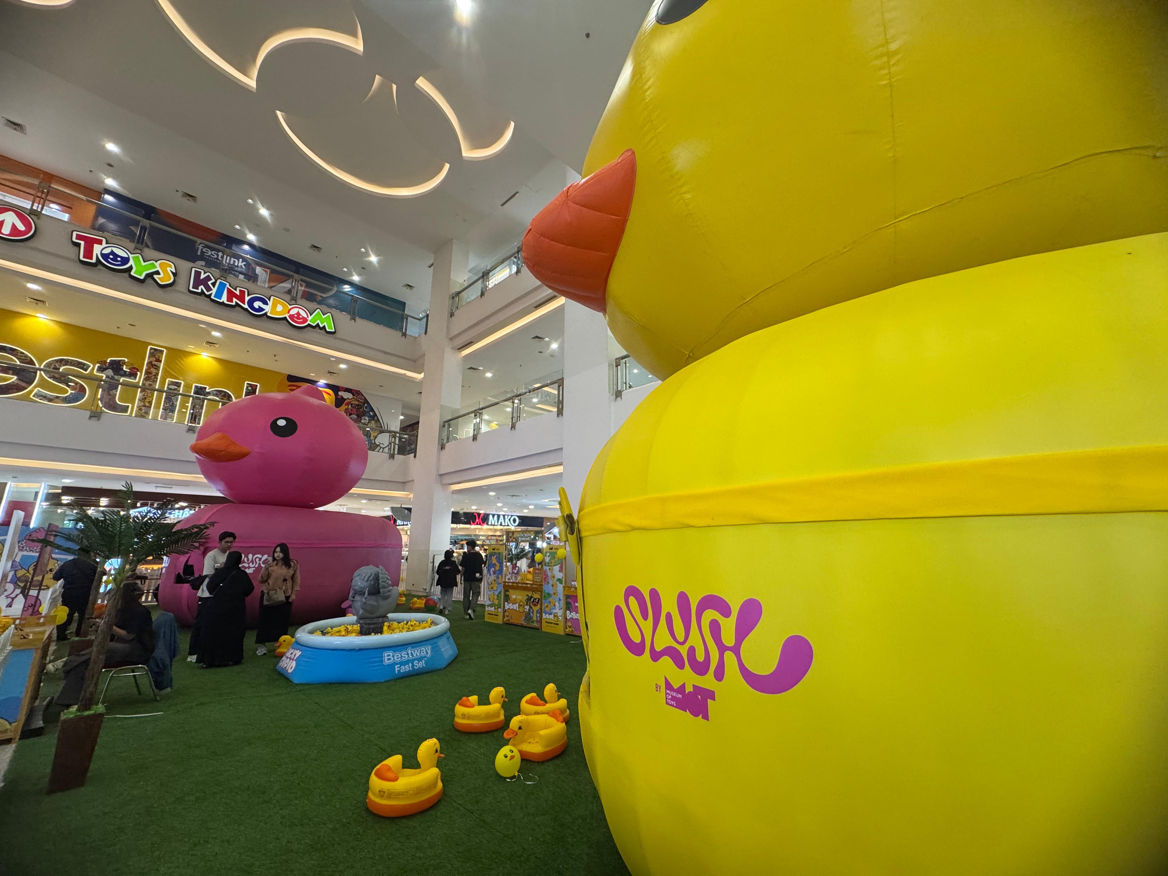 Genap Berusia 14 Tahun Festival Citylink Gandeng Museum of Toys Hadirkan Bebek Raksasa