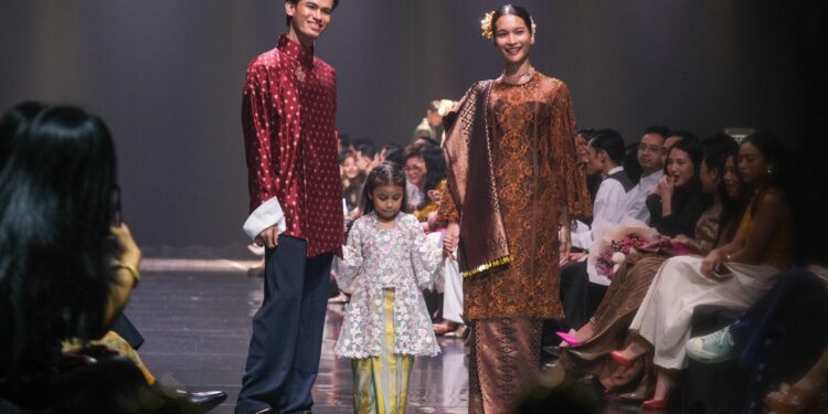 Puspa Senandika by Didiet Maulana, WamenEkraf; Kain Batik dan Tenun Ciptakan Karya Fesyen yang Unik