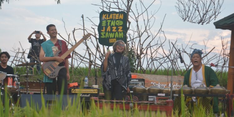 Klaten Etno Jazz Sawah, Suguhkan Keunikan Perpaduan Musik Tradisi dan Jazz di Tengah Sawah