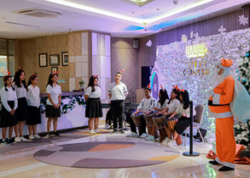 Meriah! Christmas Tree Lighting Ceremony di Harris Puri Mansion