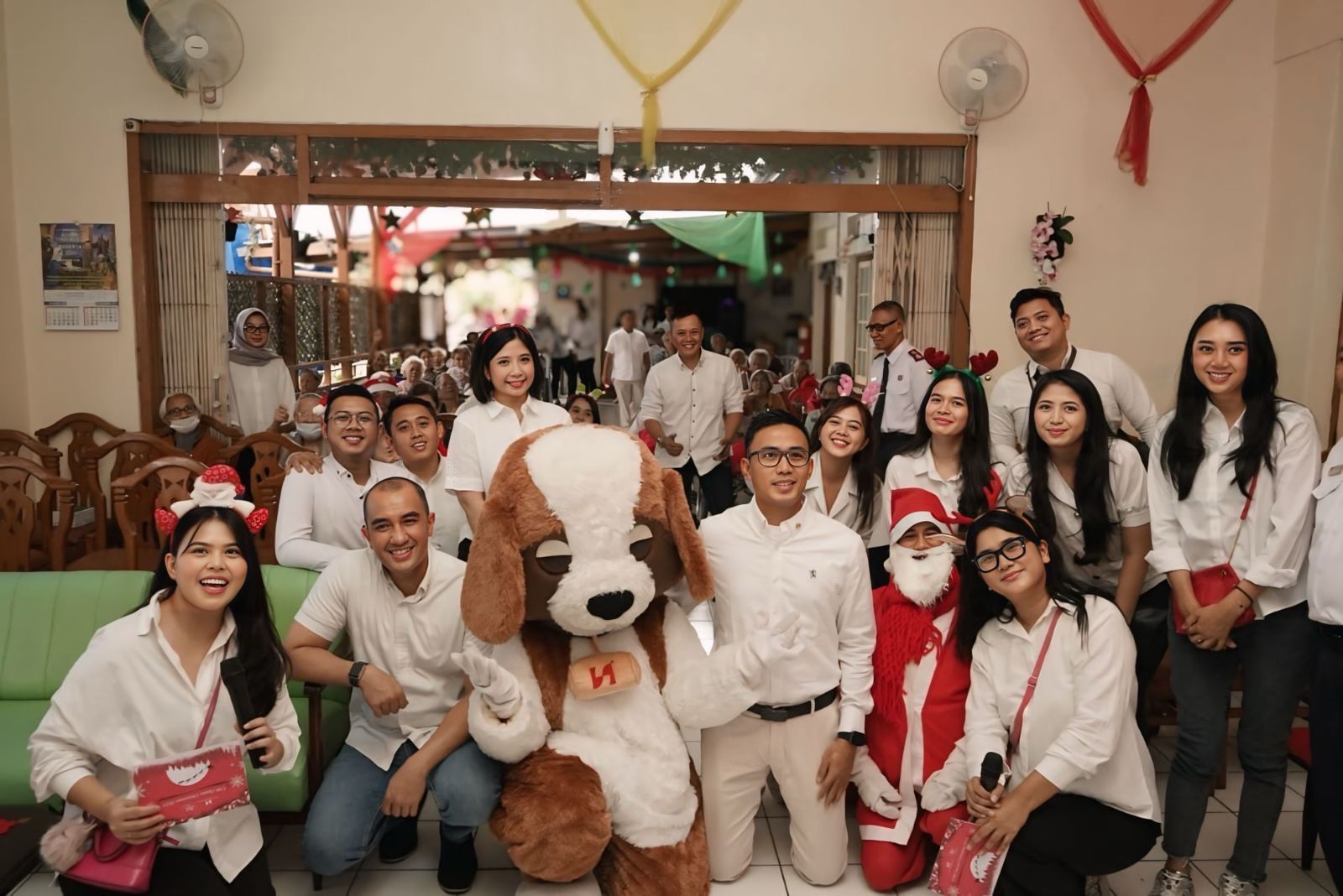 Swiss-Belresort Dago Heritage dan Zest Sukajadi Bandung Berbagi Kebahagiaan Natal Bersama Lansia