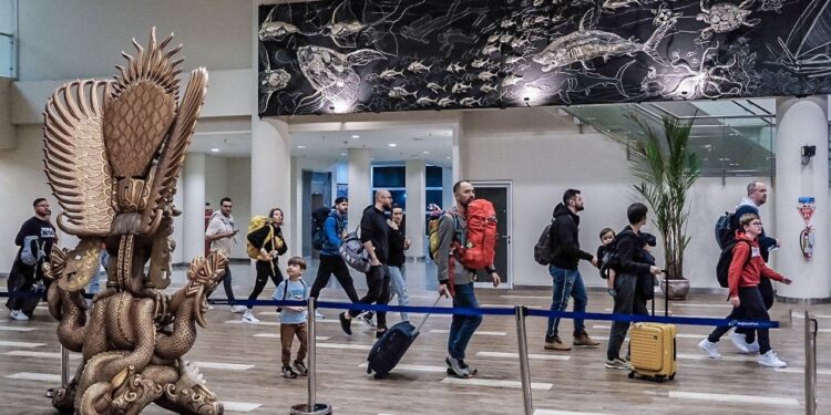 Kemenpar Sambut Wisman Pertama di Tahun 2025 di Tiga Pintu Masuk Utama