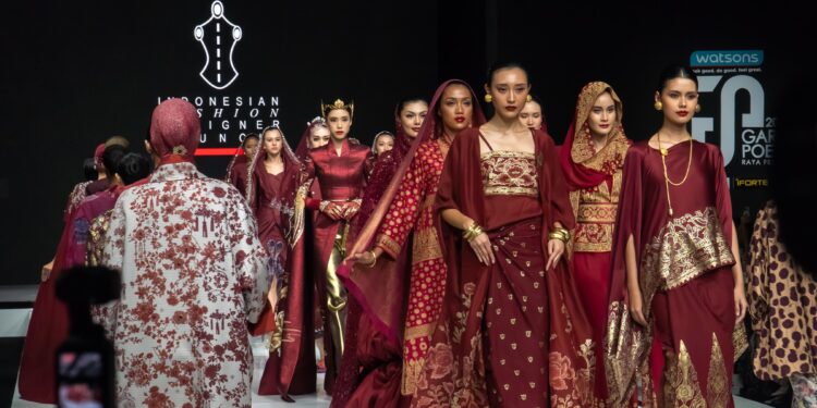 Sambut Ramadhan dan Idul Fitri, Kemenekraf Kolaborasi Bareng Desainer Ivan Gunawan Gelar Garis Poetih Raya Festival 2025