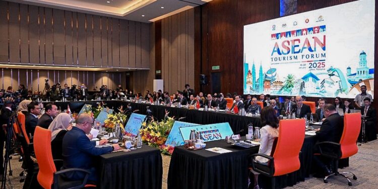 Menpar Widiyanti Hadiri Pertemuan Menteri Pariwisata ASEAN di ATF 2025, Ini Hasilnya