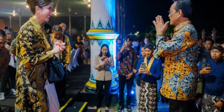 Sri Sultan HB X dan Menpar Widiyanti Tutup Pameran Akhir Tahun Keraton Yogyakarta “Parama Iswari”