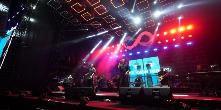 Kahitna Tampil Ditemani Gerimis, Suasana Romantis Terasa Kental di IIMS Infinite Live
