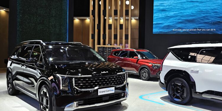 Kia Carens dan Kia Carnival Dua MPV Andalan Kia Unjuk Keunggulan di IIMS 2025