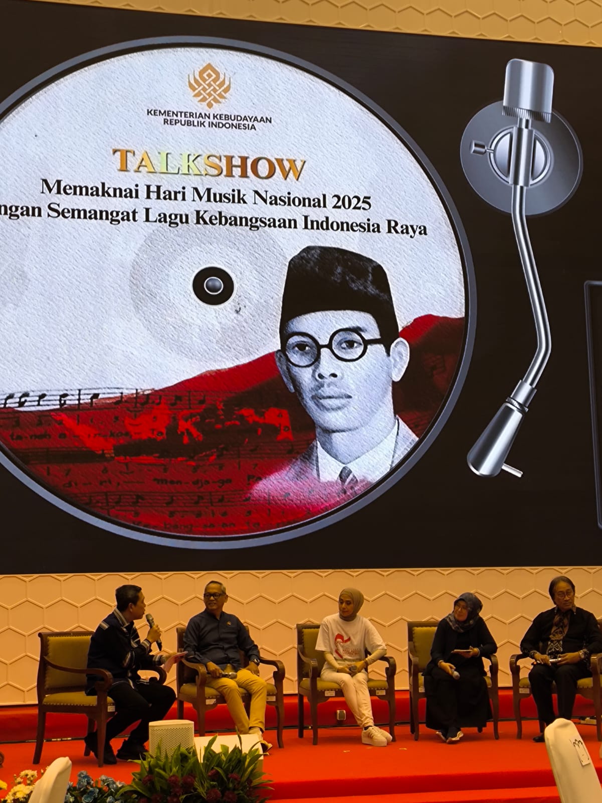 Kemenkebud Sambut Hari Musik Nasional Luncurkan Piringan Hitam Kompilasi Lagu Indonesia Raya
