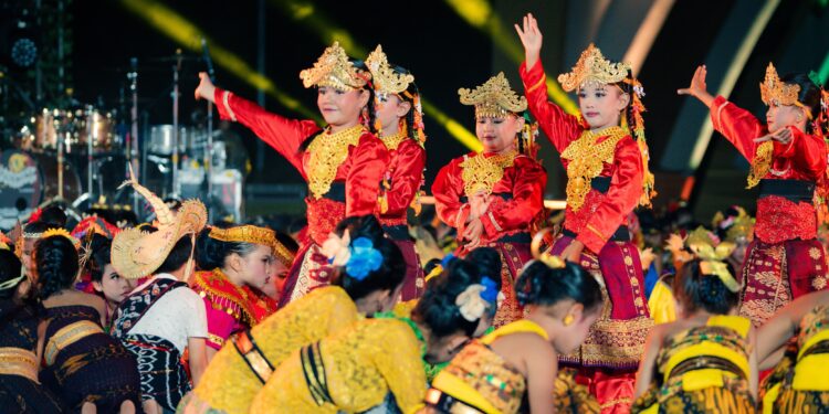 Tarian Nusantara di TMII Persembahan InJourney Diikuti 500 Anak dari Anjungan Sabang hingga Merauke