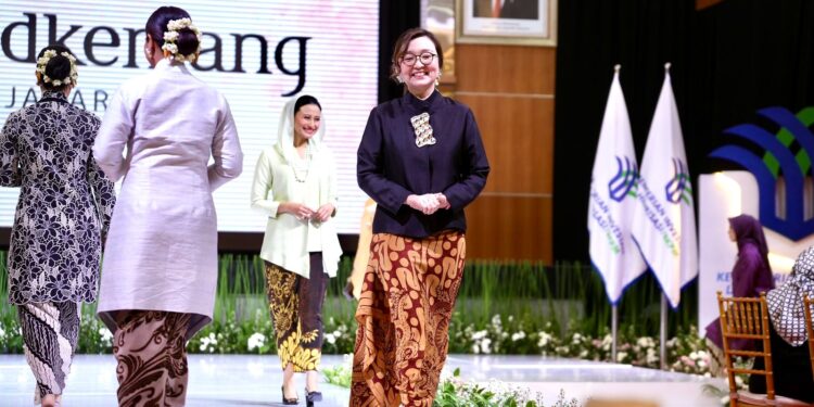 Fashion Show ‘Woman in Kebaya’, Wamenekraf Irene: Perlihatkan Keindahan dan Kekuatan Para Perempuan inspiratif