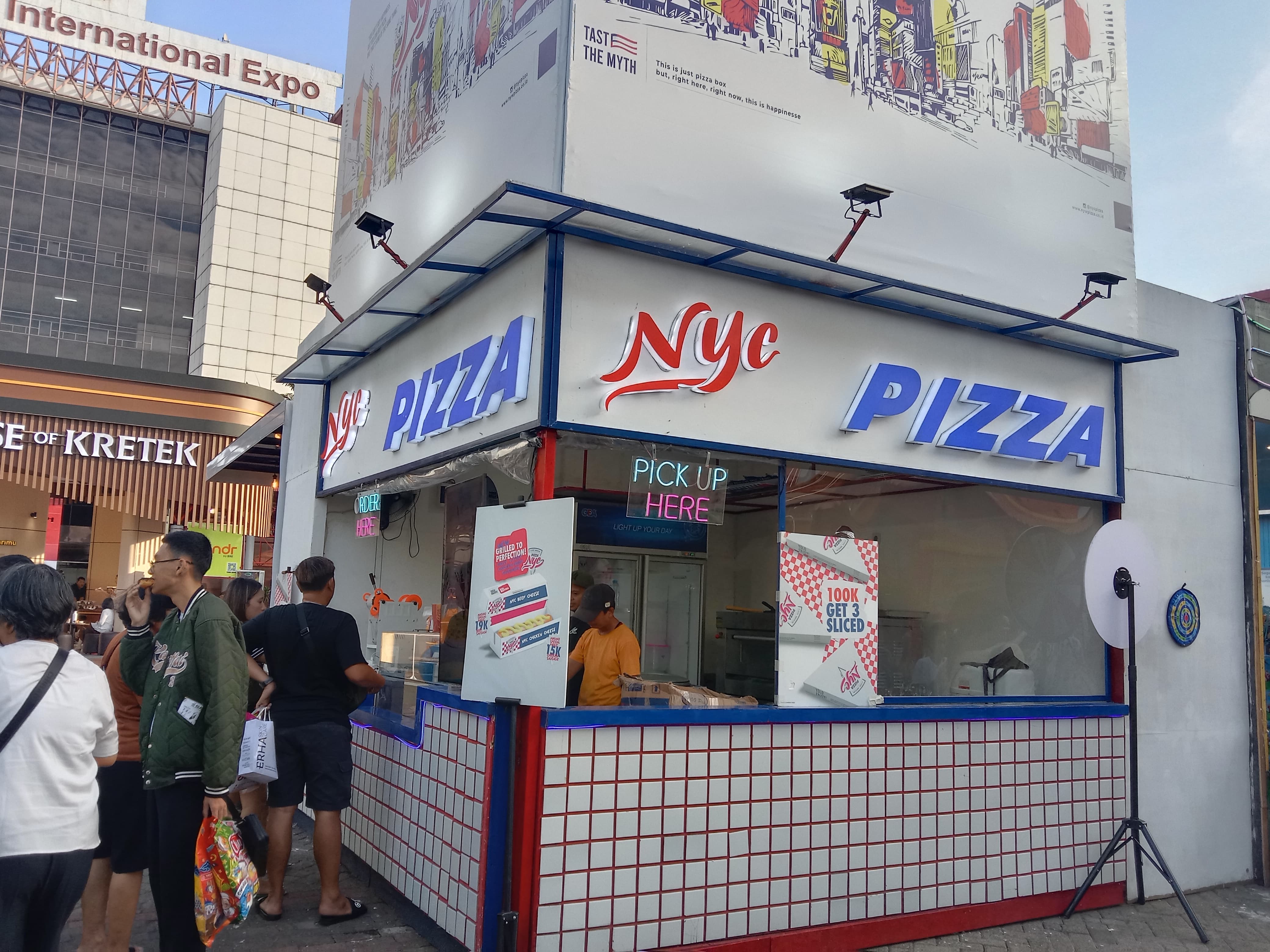 Mari Santap! Lezatnya Makanan Ringan Spesial JLF 2025, Ada Piza, Sosis hingga Donat