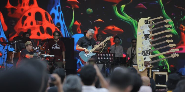 Balawan Unjuk Aksi Ciamik, Mainkan 9 Gitar di Java Jazz Festival 2025