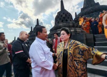 Di Puncak Candi Borobudur,Hartati Murdaya Sambut Presiden Prabowo Subianto dan Presiden Prancis Emmanuel Macron