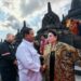 Di Puncak Candi Borobudur,Hartati Murdaya Sambut Presiden Prabowo Subianto dan Presiden Prancis Emmanuel Macron