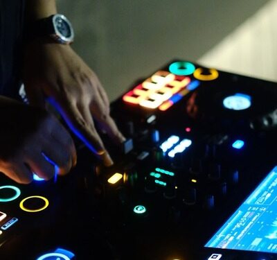 Sunset State of Mind, Sajian Musik Mengiringi Matahari Terbenam di Rooftop Bar Artotel Gajahmada Semarang