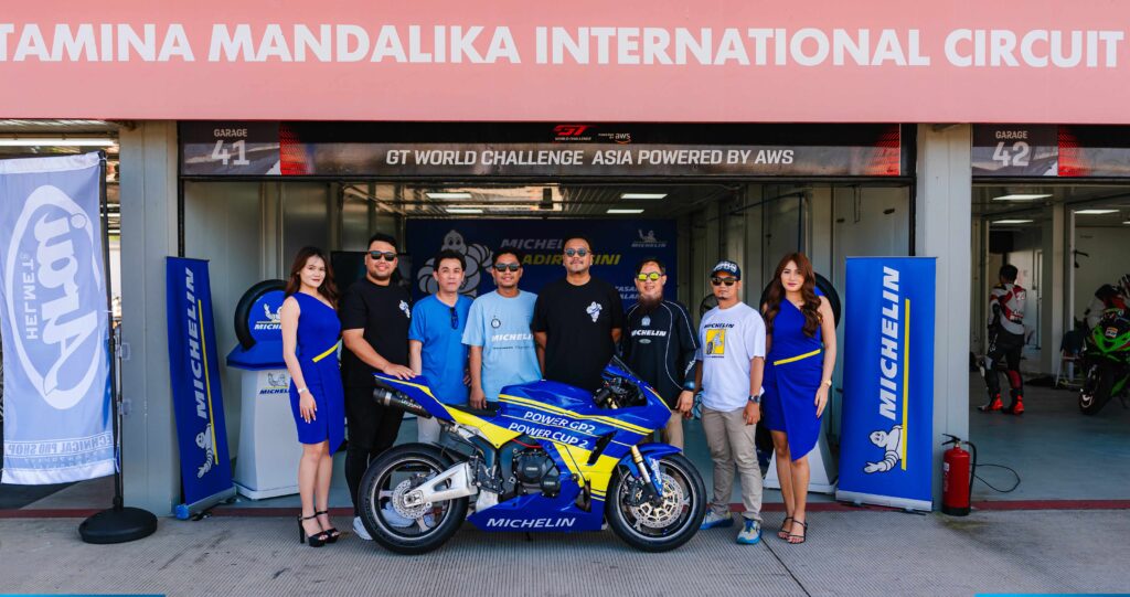 Jajaran Tim Marketing Michelin Indonesia di Paddock Sirkuit Mandalika pada Ajang Track Day